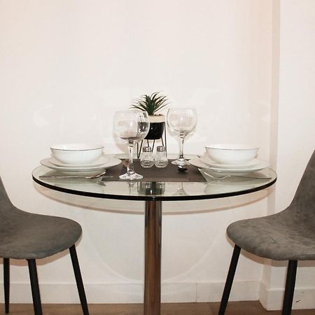 Modern Luxury Serviced Duplex Apartments By Repose- 150 Metro Court, เวสต์บรอมมิช ภายนอก รูปภาพ